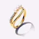 Anello Linea Sinuosa con Perle d’Acqua Dolce Coltivate e Pavè Anello Linea Sinuosa con Perle d’Acqua Dolce Coltivate e Pavè
