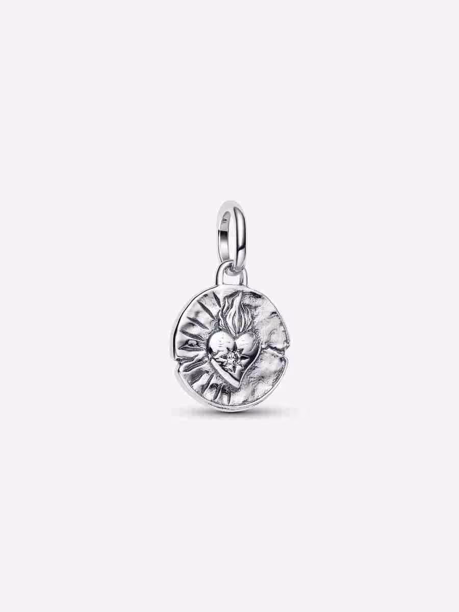 Charm Medallion Cuore Sacro Amor Vincit Omnia Charm Medallion Cuore Sacro Amor Vincit Omnia
